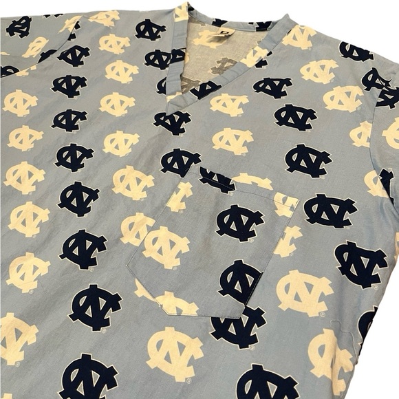 🩵 University of North Carolina Tarheels Scrubs Shirt | Uniform Shirt | Large - Picture 3 of 6